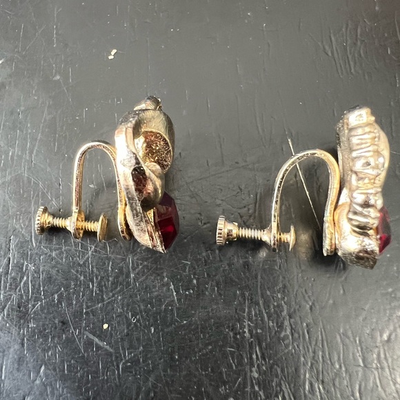 PRE-OWNED PAIR OF 1” GOLDTONE SCREW BACK EARRINGS W/RED & WHITE CRYSTALS CTM2 - Picture 5 of 5